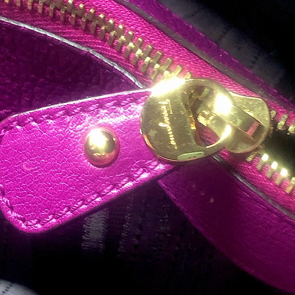 SALVATORE FERRAGAMO GANCINI Magenta Leather Betulla Shoulder Bag w/ Side Pockets - Picture 17 of 17